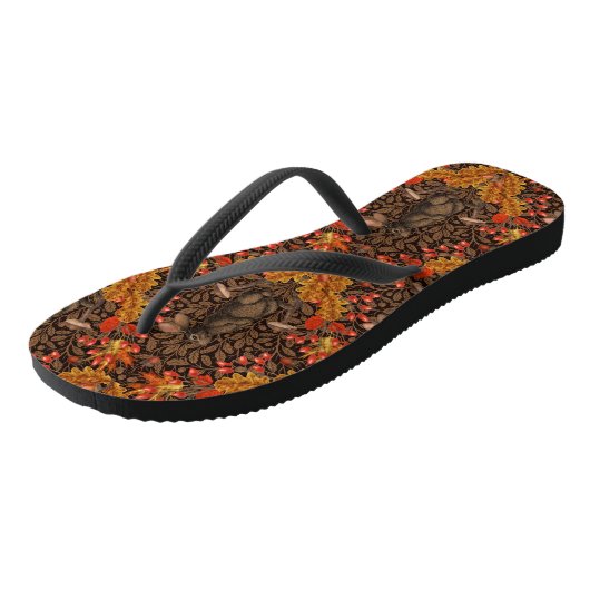 Herbstkaninchen auf braun badesandalen (Schrägansicht)