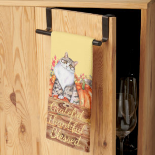 Herbstkatze und Kürbisse in der Kiste Geschirrtuch