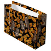 Herbstkauz auf schwarz große geschenktüte (Vorderseite Schrägansicht)