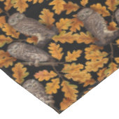 Herbstkauz auf schwarz tischdecke (Schrägansicht)