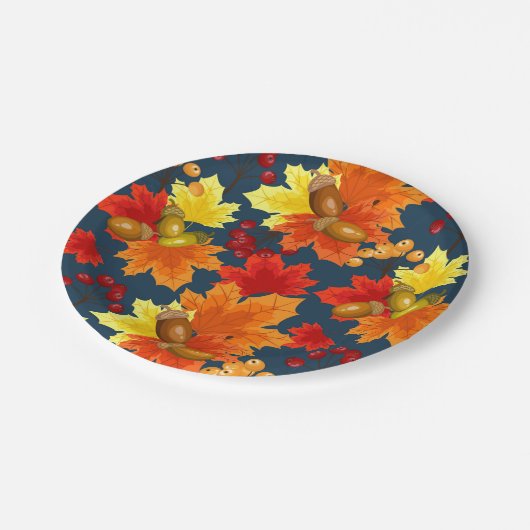 Herbstkerzen und Blätter aus Eiche Pappteller (Schrägansicht)