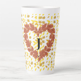 Herbstkrone auf ihrem Bett aus Blättern Milchtasse