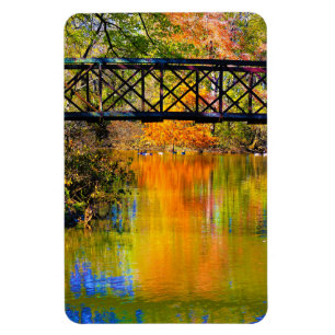 Herbstkulisse mit hölzerner Fußgängerbrücke Magnet