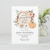 Herbstkürbis zum ersten Geburtstag Einladung (Stehend Vorderseite)