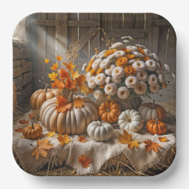 Herbstkürbisse und Chrysanthemen in einer Scheune Pappteller
