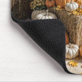 Herbstkürme auf einem Heuballen Mousepad (Ecke)