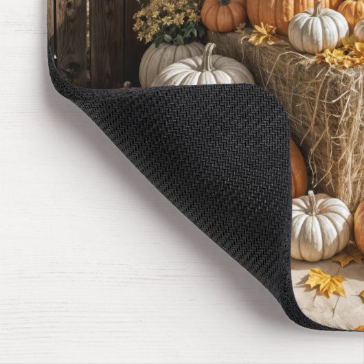 Herbstkürme auf einem Heuballen Mousepad (Ecke)