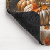 Herbstkürme und Mums auf dem Hay Bale Mousepad (Ecke)