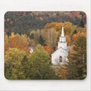 Herbstlandschaft mit Kirche, Vermont, USA Mousepad