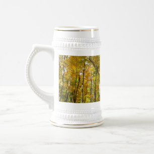 Herbstlandschaft mit Wald aus gelben Blättern Bierglas