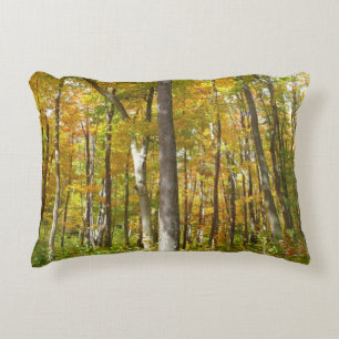 Herbstlandschaft mit Wald aus gelben Blättern Dekokissen