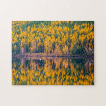 Herbstlaub am See