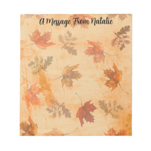 Herbstlaub auf Grunge-Hintergrund Notizblock