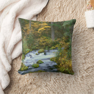 Herbstlaub & Douglas-Tannen-Grenze Roaring River Kissen