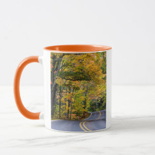 Herbstlaub entlang des Highway 41 Tasse