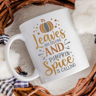 Herbstlaub fallen und Kürbisgewürz ruft Kaffeetasse