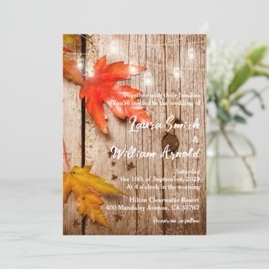 Herbstlaub & glühende Mason Jars Rustikale Hochzei Einladung (Stehend Vorderseite)