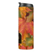 Herbstlaub Gold- und Schwarz-Label-Monogramm Thermosbecher (Nach rechts gedreht)