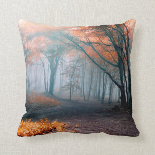 Herbstlaub im nebligen Wald Kissen