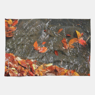 Herbstlaub im Wasserfall I Herbstfotografie Geschirrtuch