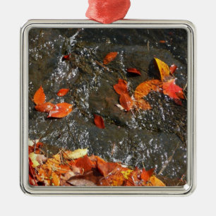 Herbstlaub im Wasserfall I Herbstfotografie Ornament Aus Metall
