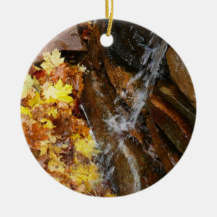 Herbstlaub in Wasserfall III Herbst Natur Keramik Ornament
