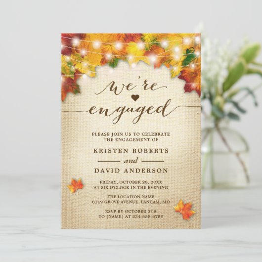 Herbstlaub String Lights Burlap Engagement Party Einladung (Stehend Vorderseite)