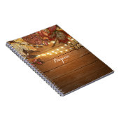 Herbstlaub u. Schnur-Lichter auf rustikalem Holz Notizblock (Rechte Seite)