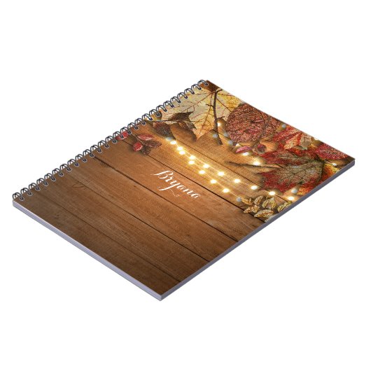 Herbstlaub u. Schnur-Lichter auf rustikalem Holz Notizblock (Linke Seite)