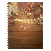 Herbstlaub u. Schnur-Lichter auf rustikalem Holz Notizblock (Vorderseite)