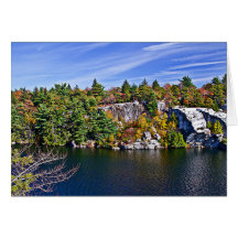 Herbstlaub um See Minnewaska