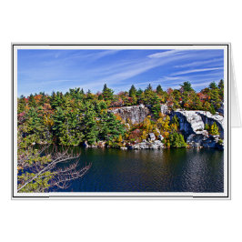 Herbstlaub um See Minnewaska