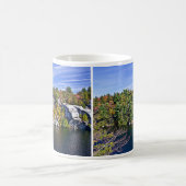 Herbstlaub um See Minnewaska Kaffeetasse (Mittel)