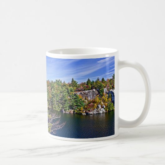 Herbstlaub um See Minnewaska Kaffeetasse (Rechts)