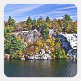 Herbstlaub um See Minnewaska Quadratischer Aufkleber