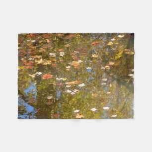 Herbstlaub und Bachreflexion im Greenbelt Fleecedecke
