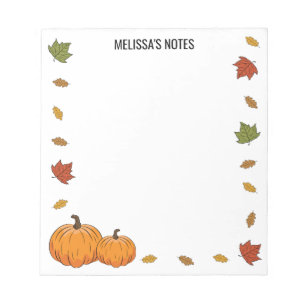 Herbstlaub und orange Kürbisse mit individuellem T Notizblock