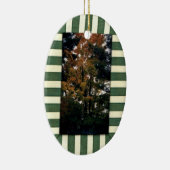 Herbstlaube an der gestrichenen grünen Creme Keramik Ornament (Rechts)