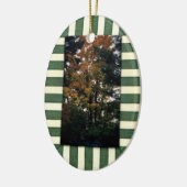 Herbstlaube an der gestrichenen grünen Creme Keramik Ornament (Links)