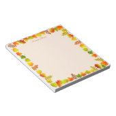 Herbstlaube auf hellbeige notizblock (angewinkelt)