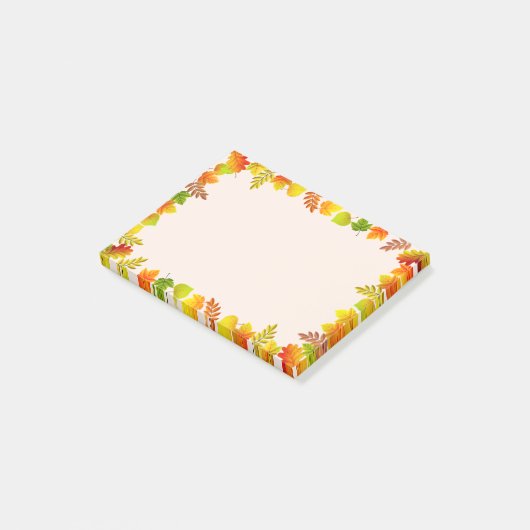 Herbstlaube auf hellbeige post-it klebezettel (angewinkelt)