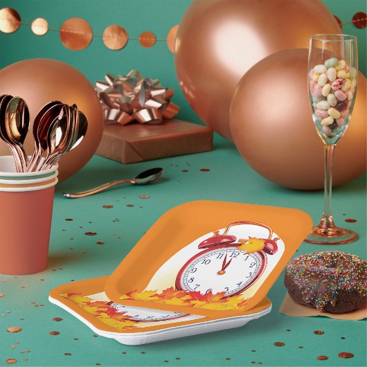 Herbstlaube für den Herbstwechsel und Retro-Uhr Pappteller