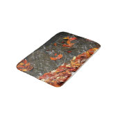 Herbstlaube im Wasserfall I Herbstfotografie Badematte (Schrägansicht)