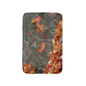 Herbstlaube im Wasserfall I Herbstfotografie Badematte (Vorderseite Vertikal)