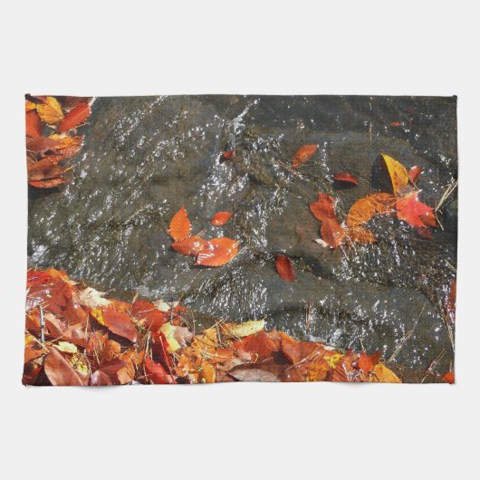Herbstlaube im Wasserfall I Herbstfotografie Geschirrtuch (Horizontal)
