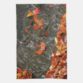 Herbstlaube im Wasserfall I Herbstfotografie Geschirrtuch (Vertikal)
