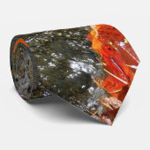 Herbstlaube im Wasserfall I Herbstfotografie Krawatte (Gerollt)