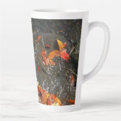 Herbstlaube im Wasserfall I Herbstfotografie Milchtasse (Rechts)