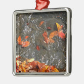 Herbstlaube im Wasserfall I Herbstfotografie Ornament Aus Metall (Links)