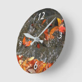 Herbstlaube im Wasserfall I Herbstfotografie Runde Wanduhr (Winkel)